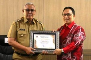 Bupati Kuningan berfoto bersama usai menerima penghargaan.